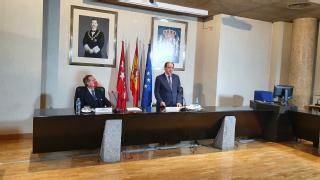 El presidente del Tribunal Superior de Justicia, Celso Rodríguez Padrón, durante su intervención, y el decano del Colegio de Abogados de Madrid, José María Alonso 